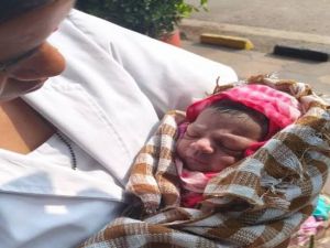 चलती ट्रेन में महिला ने बच्ची को दिया जन्म, रेलवे कर्मचारियों की मदद से सुरक्षित प्रसव
