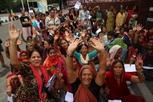लगभग 5,000 अमरनाथ यात्रियों का तीसरा जत्था जम्मू से कश्मीर रवाना