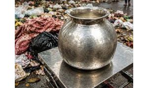  शाबाश नगर निगम- इंदौर कचरे के ढेर से ढूंढ निकाला गया लाखों रुपये का रजत कलश