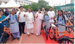 दिल्ली में &lsquo;विद्या वाहिनी&rsquo; योजना की शुरुआत, सीएम रेखा गुप्ता ने 3,000 से अधिक छात्राओं को बांटी साइकिलें