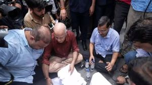  पुलिस ने ई-20 पेट्रोल के मुद्दे पर प्रधानमंत्री आवास की ओर मार्च कर रहे केजरीवाल और अन्य को रोका