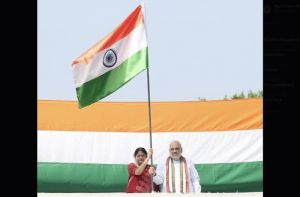 शाह ने अपने घर पर राष्ट्रीय ध्वज फहराया