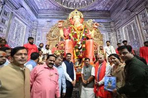 भाजपा अध्यक्ष नितिन नवीन ने मुंबई के सिद्धिविनायक मंदिर और लालबागचा राजा के किए दर्शन