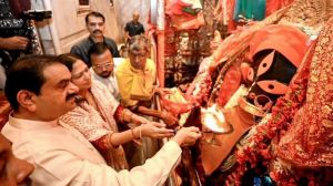गौतम अदाणी ने कालीघाट मंदिर में पूजा-अर्चना की