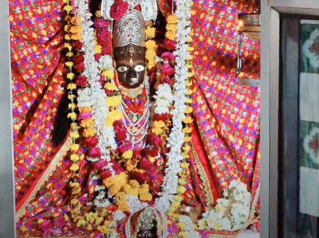  इस चमत्कारिक मंदिर में तीन रूपों में दर्शन देती हैं देवी मां.... 