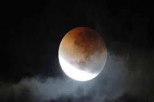 लगने जा रहा है साल का आखिरी चंद्र ग्रहण... जानें किस राशि पर पड़ेगा सबसे ज्यादा असर