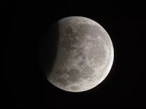 बेअसर रहेगा पहला चंद्र ग्रहण, चांद को सिर्फ कर पाएगा धुंधला