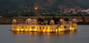   राजपूत और मुग़ल शैली की वास्तुकला का नायब संयोजन जलमहल
