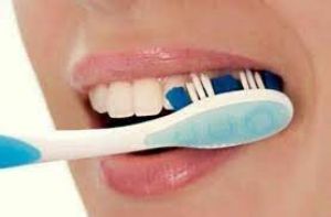 क्या दो मिनट तक दांत ब्रश करना पर्याप्त है? साक्ष्य क्या कहते हैं?