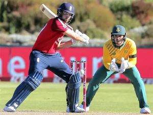 इंग्लैंड ने दक्षिण अफ्रीका को चार विकेट से हराकर श्रृंखला जीती