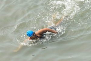  12 साल की बच्ची का कमाल, 9 घंटे तक समुद्र में लगातार तैरकर बनाया विश्व कीर्तिमान