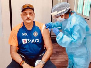 रवि शास्त्री ने अहमदाबाद में कोविड-19 का टीका लगवाया