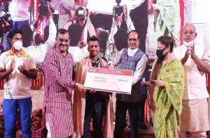 मध्यप्रदेश सरकार ने हॉकी टीम के सदस्य विवेक सागर को एक करोड़ रुपये देकर सम्मानित किया