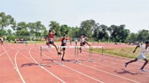   अजित कुमार, दीक्षा को राष्ट्रीय अंडर-23 एथलेटिक्स मीट में 1500 मीटर में स्वर्ण