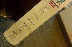 नीलामी में 25 हजार डॉलर में बिका 2011 विश्व कप विजेता टीम के हस्ताक्षर वाला बल्ला