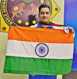 वर्ल्ड पैरा-आर्म रेसलिंग कप :  भिलाई के पैरा-एथलीट श्रीमंत झा ने जीता रजत