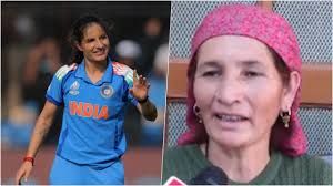 रेणुका की मां सुनीता ने कहा, बचपन में लड़कों के साथ क्रिकेट खेलती थी मेरी बेटी रेणुका की मां सुनीता ने कहा, बचपन में लड़कों के साथ क्रिकेट खेलती थी मेरी बेटी