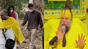 आईपीएल ट्रॉफी जीतने के बाद पत्नी संग प्रेमानन्द महाराज के आश्रम पहुंचे क्रिकेटर विराट कोहली